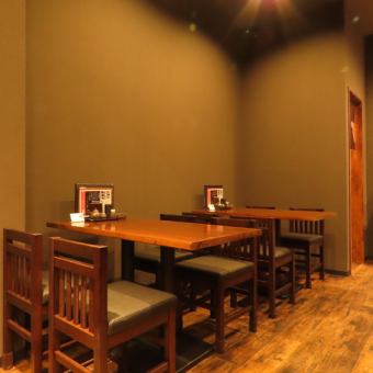 4人掛けでゆったりと過ごせるテーブル席。落ち着いた内装の店内でご飲食をお楽しみください。