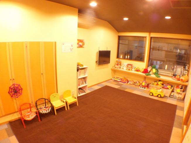 広々キッズルームでお子様連れも大歓迎！ご家族みんなでお食事を