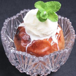 べつ腹まるごと焼りんご バニラアイス添え