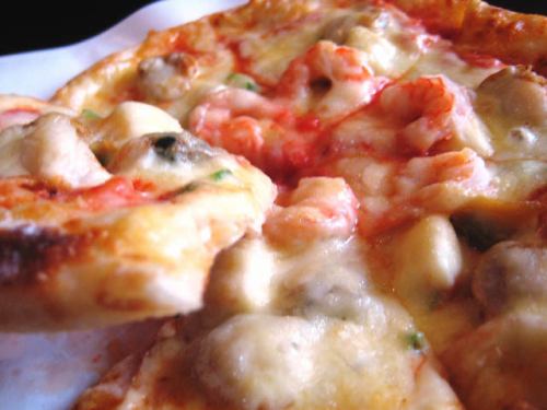 羽根付きチーズの海の幸ピザ