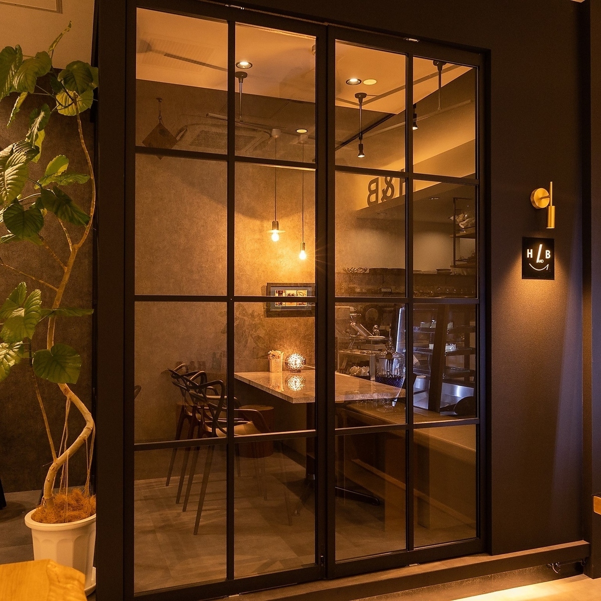 Enjoy carefully prepared dishes based on nutritional science in a stylish yet homey atmosphere!