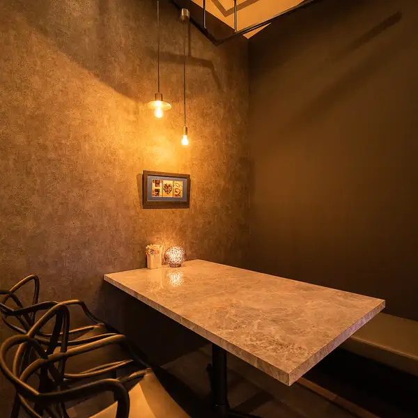 ≪Comfortable table seating♪≫ We offer table seating for 2 people and semi-private rooms that can accommodate 4-5 people.Our table seating is perfect for girls' nights out! Enjoy a fun time with your friends while chatting away♪ Our staff looks forward to welcoming you.