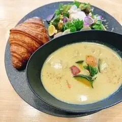 時令蔬菜滋補奶油湯和純素羊角麵包