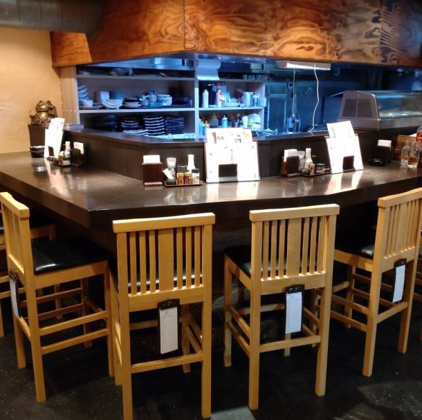 カウンター席は6席をご用意しています。目の前で料理を楽しみながら、職人の技を間近で見ることができる特別な空間です。落ち着いた雰囲気の中、友人や大切な方との会話を楽しみながら、旬の味覚を堪能できます。プライベート感満載で、特別なひとときをお過ごしください。