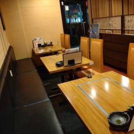 The table seating is spacious, with four tables for four people, providing a sense of privacy.It is perfect for dining with family and friends or for business meetings.