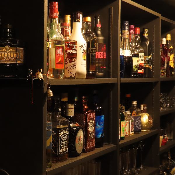様々な種類のお酒は、他では見かけない珍しいものも