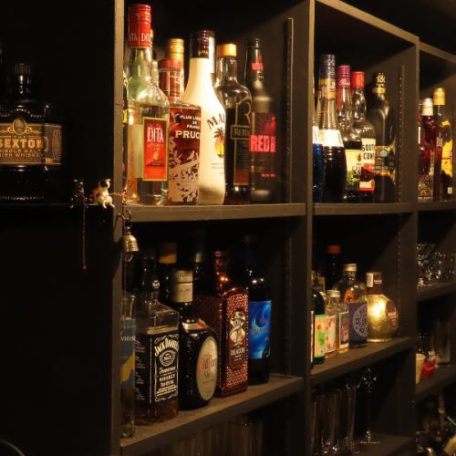 様々な種類のお酒は、他では見かけない珍しいものも