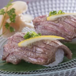 炙り熟成牛タン握り寿司　一貫