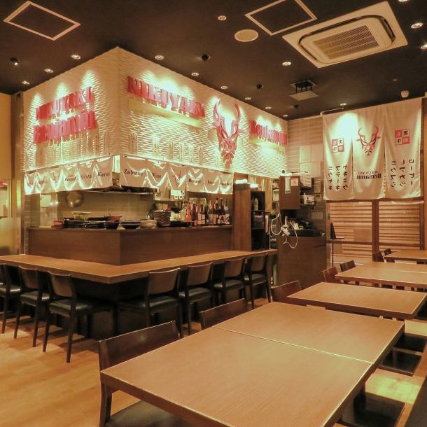 [Stylish and open wooden space] Table seats with partitions that can be used for after-work drinking parties and company banquets ♪ Please contact us as soon as possible if you have a large group.English, Chinese, and Korean menus are also available!