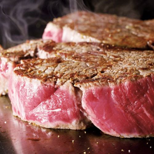 At Hakata Station, the topic menu "Gattsuri Beef Steak Teppanyaki" is...