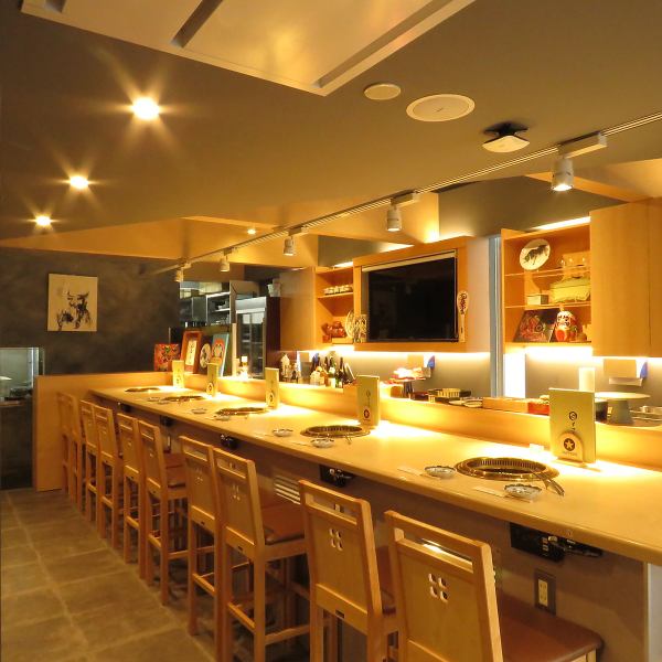 お一人様でもお気軽にお越しいただけるお店です。カウンター席は5席ご用意しております。お仕事帰りのサラリーマンやOLの方との飲み会や、ご家族でのご利用など、様々なシーンでご活用ください♪お肉の質もしっかりとしたお料理、ドリンクをご堪能ください。ご来店お待ちしております。