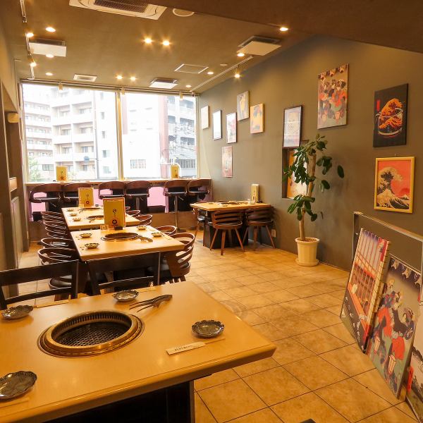 2Fはテーブル席をご用意！20名から貸切可能！26名まで入れます！少人数の飲み会や、大宴会のご利用にもぴったりです。会社のご接待や記念日、ご友人やご家族様との様々なシーンでのお食事にもぴったりの空間で、楽しいひとときをお過ごしいただけます。