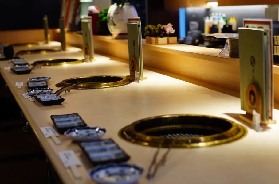 お一人様でもお気軽にお越しいただけるお店です。カウンター席は5席ご用意しております。お仕事帰りのサラリーマンやOLの方との飲み会や、ご家族でのご利用など、様々なシーンでご活用ください♪お肉の質もしっかりとしたお料理、ドリンクをご堪能ください。ご来店お待ちしております。