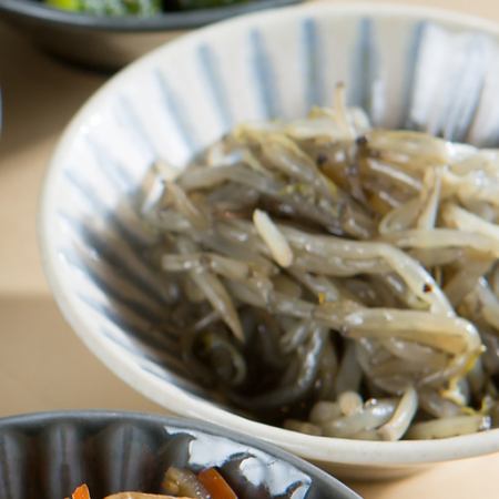 Charcoal-grilled bean sprouts