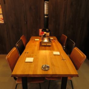 For dining with friends ◎ We have table seats for 4 people! The owner, who was originally studying the construction industry, painted the floor with his own hands and made the interior in a discerning store. Please relax ...