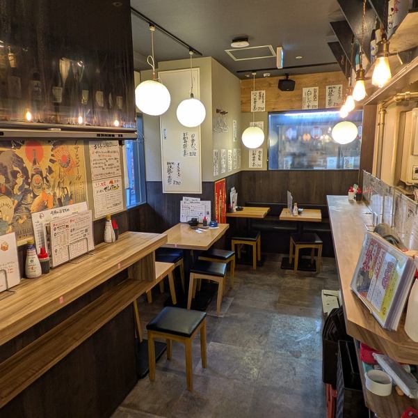 テーブル席とカウンター席のみ、テーブル席は合体させる事で、宴会にも対応可能です