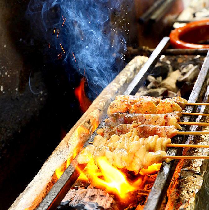 鮮度抜群の美味しい鶏肉を、天然の備長炭で焼き上げた焼鳥は絶品