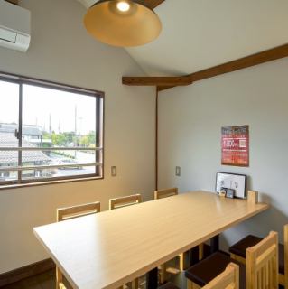 『6名様掛け×1席』の半個室席♪どんなシーンにも気軽に使える居心地の良い半個室空間は6名様までご利用いただけます。他のお席とは少し離れた空間で、プライベート感もしっかり。女子会やママ会、ファミリー様で、憩いのひと時をご堪能ください。