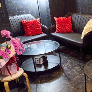 【4名掛けテーブル席】寛ぎながら、演奏やお食事をお楽しみいただけます♪