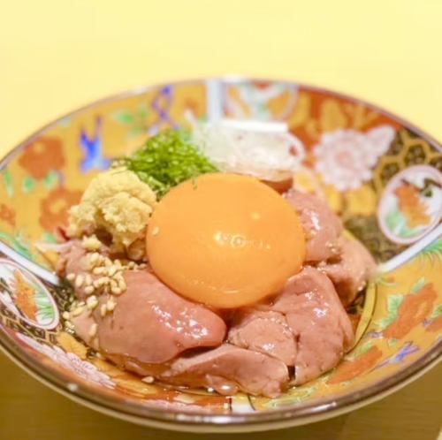 地鶏の卵黄レバーユッケ