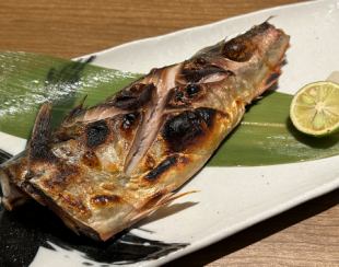 Salt-grilled and boiled raw mackerel
