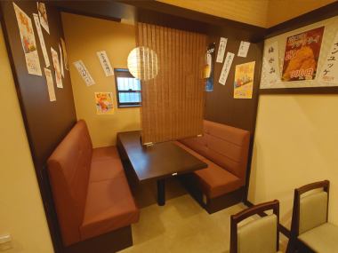 ゆったりとご利用いただける半個室テーブル席です。7名様からご予約可能。