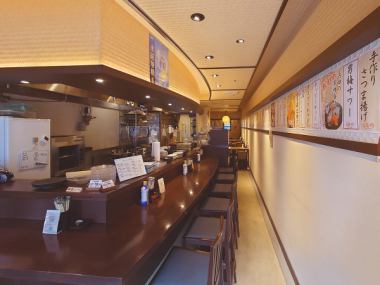 カウンター席。お1人様からお気軽にどうぞ。