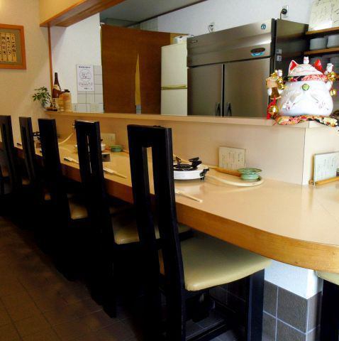 Counter seats, which are popular with regular customers, are recommended for dates.
