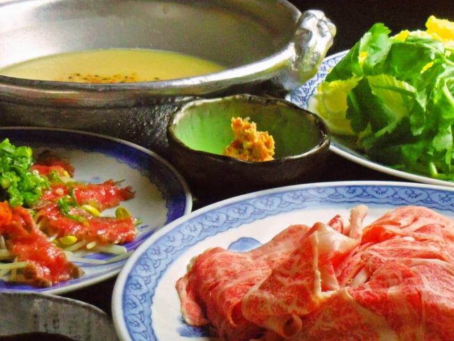 사가규를 사용한 쇠고기의 타타키나도테 냄비 등을 완전 개인실에서 즐길 수 있다
