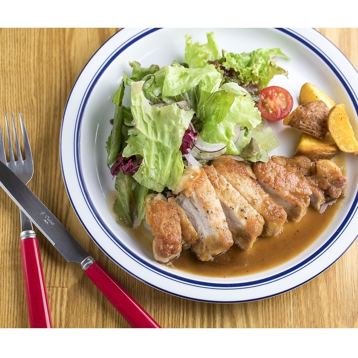 シンプルでお洒落な店内で楽しむ美味しい洋食です！デミグラスソースが絶品！