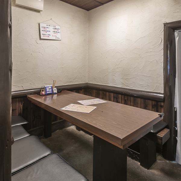 ≪店内雰囲気≫「居酒屋 憩処 やじるし」は、地域に根ざしたアットホームな居酒屋です。昔ながらの落ち着いた内装は、どこか懐かしさを感じさせ、ゆったりとした時間を過ごせます。さらに、清潔感のあるお手洗いも完備しており、女性のお客様からも高い評価をいただいています。