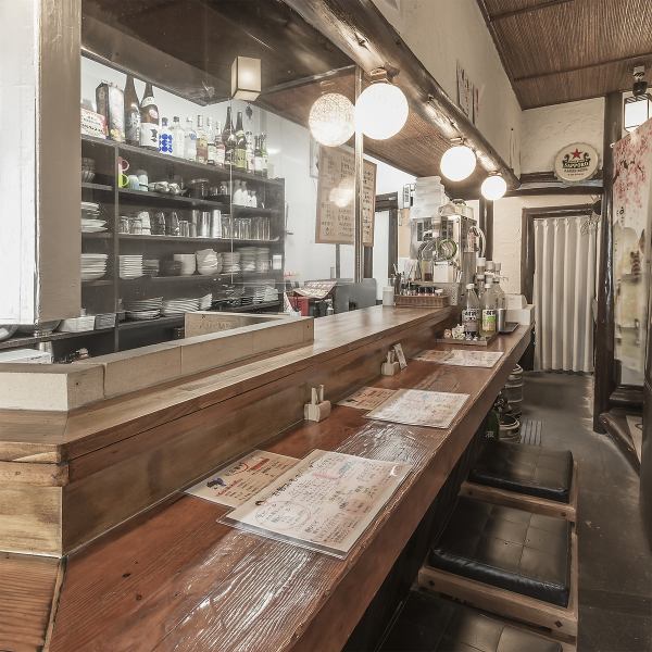 ≪店内席数≫店内には、カウンター席が7席、ゆったりとくつろげる6名テーブル席が1卓設けられています。2階には約20席の宴会スペースがあり、各種ご宴会や集まりにも対応可能（※要予約）。店内は落ち着いた照明と木の温もりが感じられ、どなたでもゆったりと過ごせる居心地の良さが魅力です。