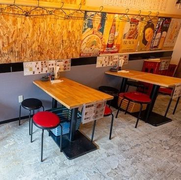 昔ながらのレトロ感がある店内♪若い方からご年配の方まで幅広く楽しめる空間です！懐かしい瓶やポスターなど昭和チックで活気のある雰囲気をお楽しみください！