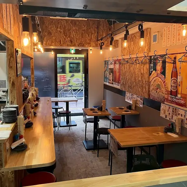 【宴会やご友人との集まりにも◎】温かみあふれるレトロな空間が広がる店内。ご家族での団らんやご友人との宴会など、様々なシーンに対応可能です。本格的な焼鳥を手に、自然と会話も弾み笑顔の輪が広がるはず♪お祭り気分で楽しめるチンチロリンなど、遊び心満載の空間で、心温ま思い出に残るひとときをお過ごしください。