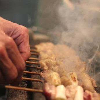 炭火で焼く本格焼鳥を堪能