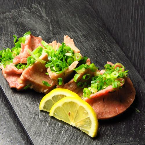 Beef tongue covered with green onions