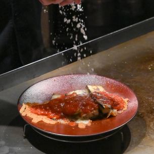 茄子の鉄板ステーキ モッツァレラチーズ入り、トマトソース