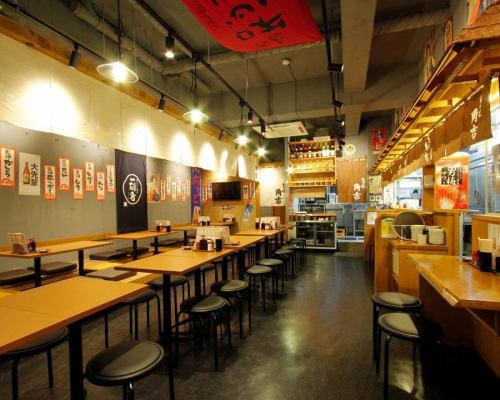 <p>広々とした店内、大人数にも対応！</p>