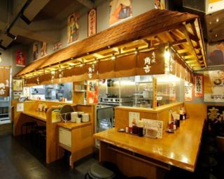 仕事帰りのおひとり様も、サク飲み目的で気軽にお立ち寄りいただけるカウンター席は全5席♪ご夫婦・カップルのデート利用では肩を並べてご飲食を楽しんだり、飲み足りない時の2軒目・3軒目にも大歓迎！当店では「単品飲み放題」もご用意しておりますので、ぜひお好みの炭焼きとお酒で贅沢な時間をお楽しみください♪