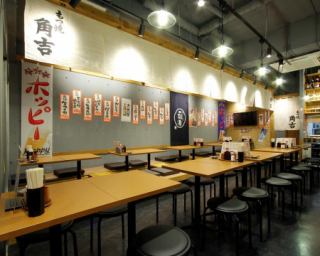 当店のお座敷は「掘りごたつ」を完備◎ご年配の方にはこちらのお席が大変好評です♪ゆったり寛ぎながらご飲食を堪能でき、お席は広々とご利用できるため、各種ご宴会などの大型宴会にも喜ばれております！昔懐かしい、昭和レトロ感を醸し出すポスターに見守られ、角吉自慢の料理とお酒で素敵なひとときをお過ごしください◎