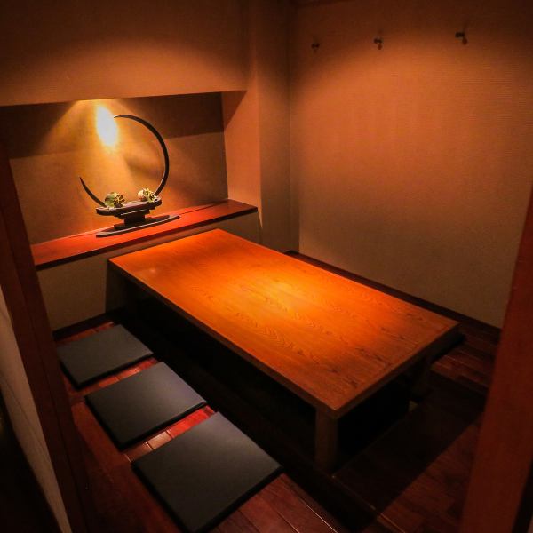 和モダンな雰囲気の個室は、少人数のプライベート空間にも最適。接待や会社の宴会、歓送迎会、女子会など、様々なシーンでご利用いただけます。