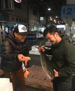我們每天早上從市場上購買新鮮的魚！