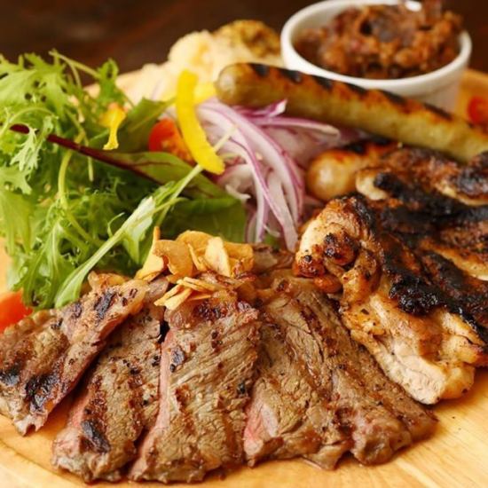 ビールのお供に！いろんな種類を少しずつ愉しめる肉の盛り合わせ