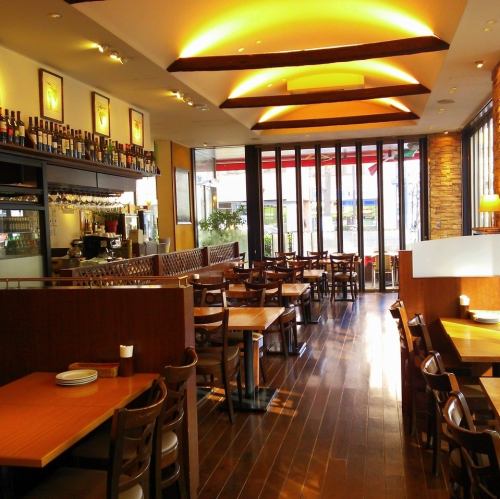 ご友人とのお食事会やデートでもゆったりとお座りいただけるテーブル席です。落ち着いた雰囲気で絶品イタリアンをご堪能ください。