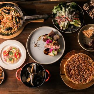 [初次顾客] 香草猪肉和国产米饭等烤小鸡 5,000日元，含2.5小时无限畅饮