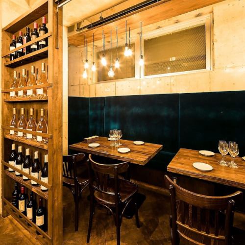 【カジュアルフレンチのお店】ワインに囲まれた店内♪