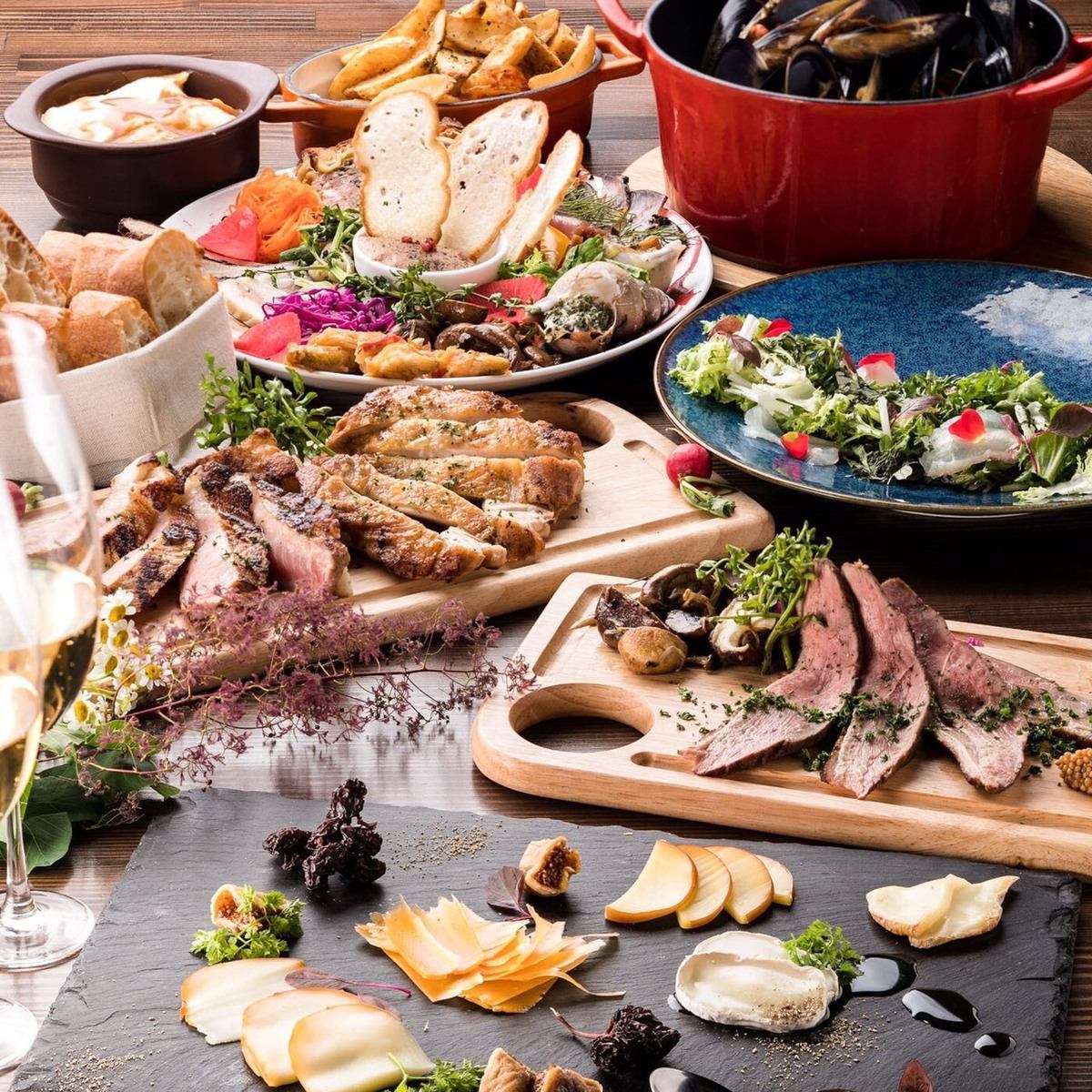 夜景を見ながらお食事が愉しめるデートにぴったりのお席をご用意