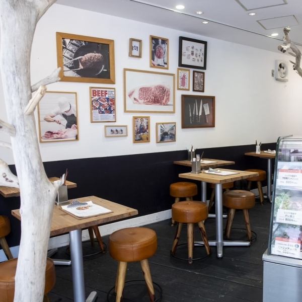 ≪素敵なインテリアのおしゃれな空間≫テーブル席2名×3　4名×1カウンター席　2名×１ホッとひと息つけるようなウッド調の店内で素敵なひと時をお過ごしいただけます◎テーブル席はご利用人数に合わせてレイアウト変更も可能ですので、デートや女子会、神戸に観光に来た際にもぴったりです☆