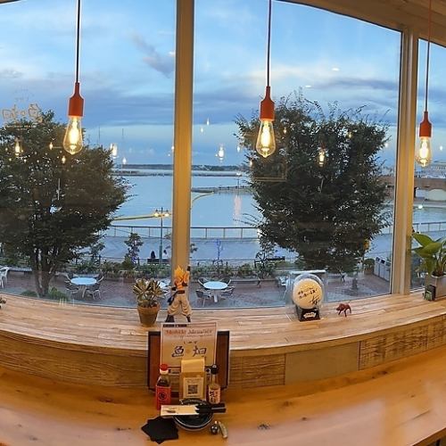 [Infectious disease countermeasure shop ◎] Ocean view visible from inside the store.Yacht harbor and Suruga Bay are the best.Counter seats are also popular.
