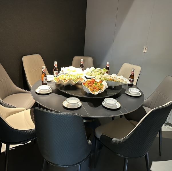 広々とした店内は大型宴会に最適！10名掛けの丸テーブルを完備し、会社や仲間の集まりを華やかに彩ります。明るく開放的な照明と落ち着いたデザインが、賑やかな席でも心地よい空間を演出。快適なレイアウトとスムーズな配膳で、大人数のパーティーもゆったり楽しめます。特別なひとときをぜひ当店で！